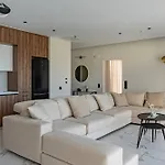 Olive Hill Villa, By Hellocrete *
