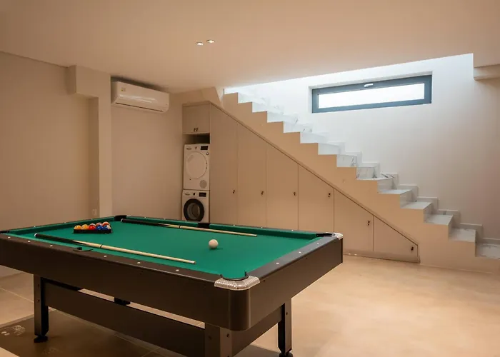 Olive Hill Villa, By Hellocrete Villa *