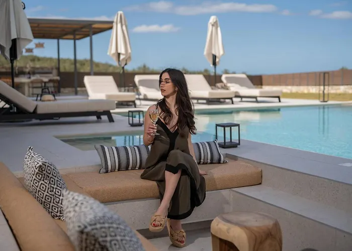 Olive Hill Villa, By Hellocrete Villa *