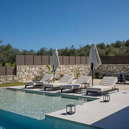Vila Olive Hill Villa, By Hellocrete *